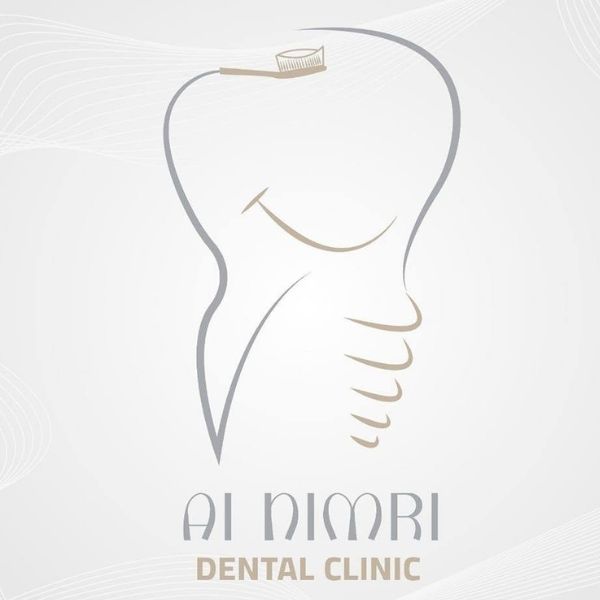 شعار لعيادة طب أسنان يتضمن رسماً بسيطاً لسن مبتسم مع فرشاة أسنان في الأعلى وغرسة سنية في الأسفل، وتحته النص Al NIMRI DENTAL CLINIC